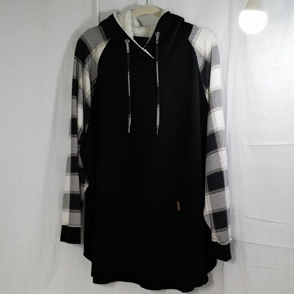 MAURICES, Men's Black Hoodie with White Plaid Sleeves